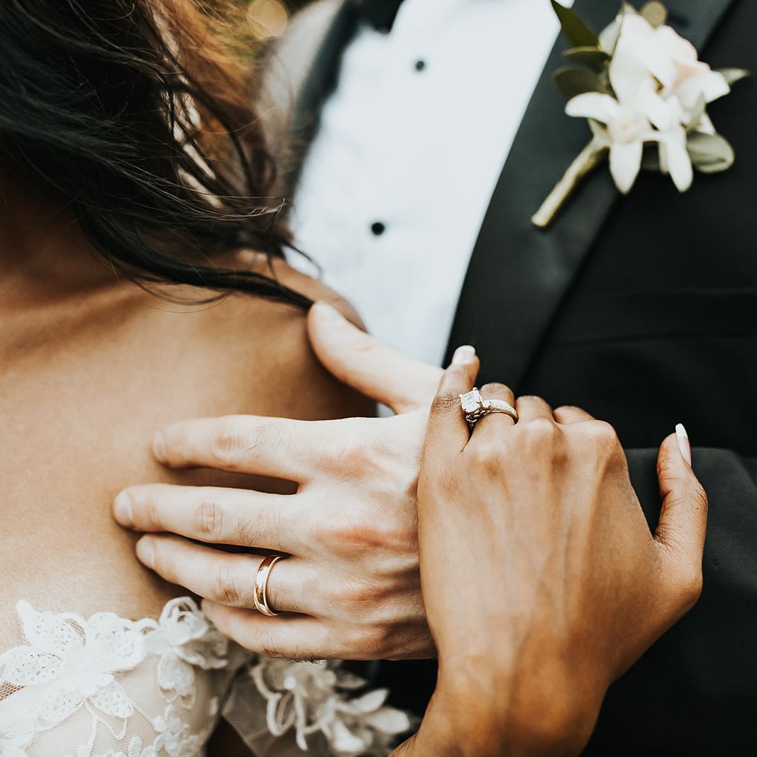 field/sandbox_mnbride_com_239elwb01_blackmesh_com/2021/image/americanbrideandgroom-110.jpg