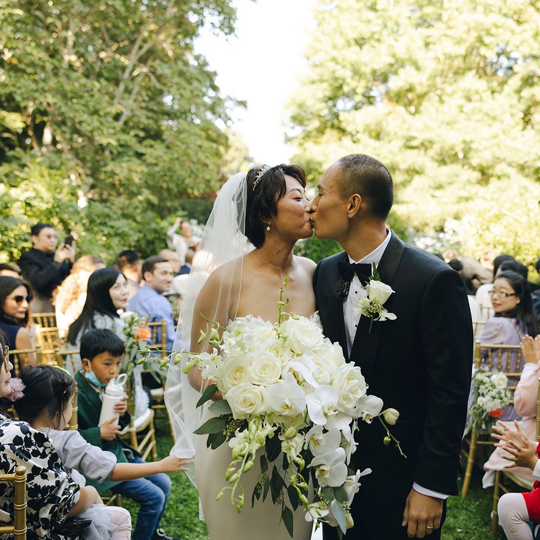 Garden wedding with tons of natural greenery and Chinese ceremonies stuns the intimate gathering.