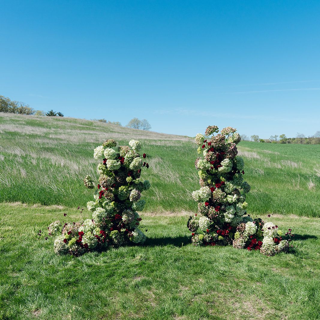 Enchanting altar comprised of monochromatic florals on the expansive grounds of Selmer + Stone
