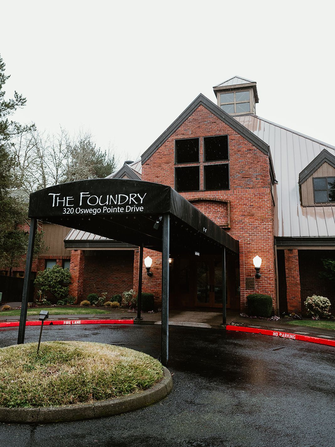 2026-02/Taryn Nancy Photography Oregon Wedding Day The Foundry Lake Oswego -40.jpg