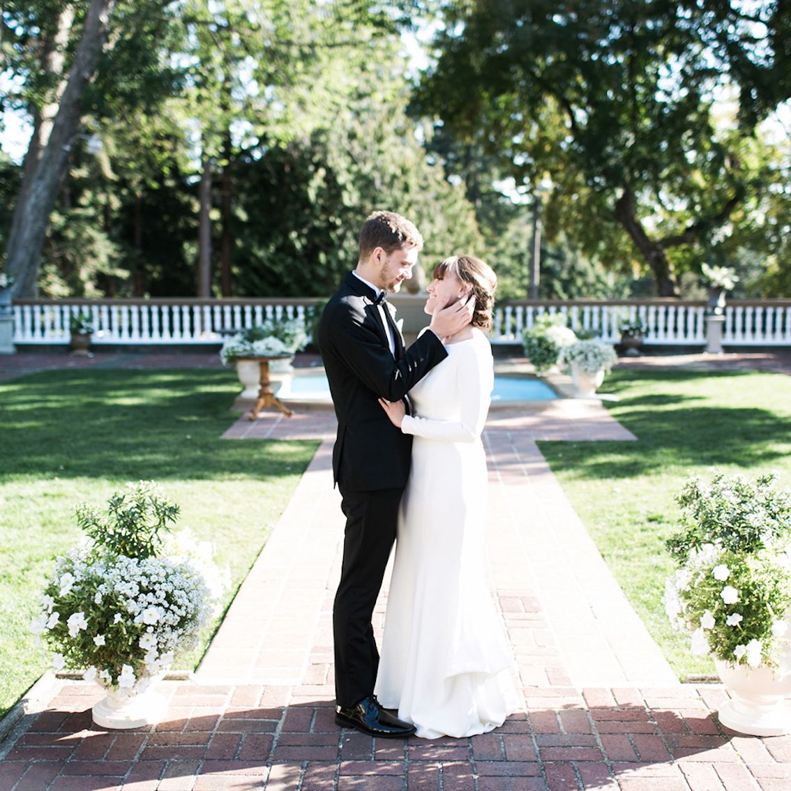 field/seattlebridemag_com_239elwb01_blackmesh_com/2019/image/smol.jpg