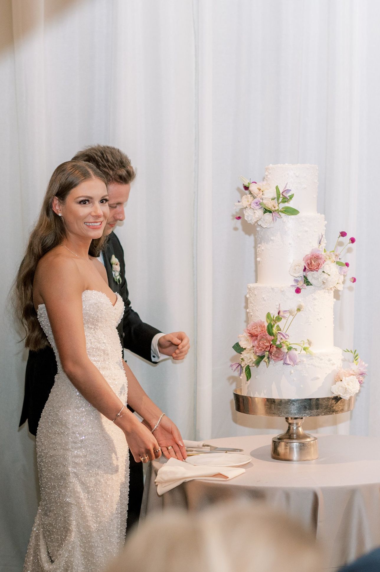 2025-01/34 - © 2023 Ashley Nicole Creative - Amanda + Davis Wedding - Cake Cutting_1.jpg