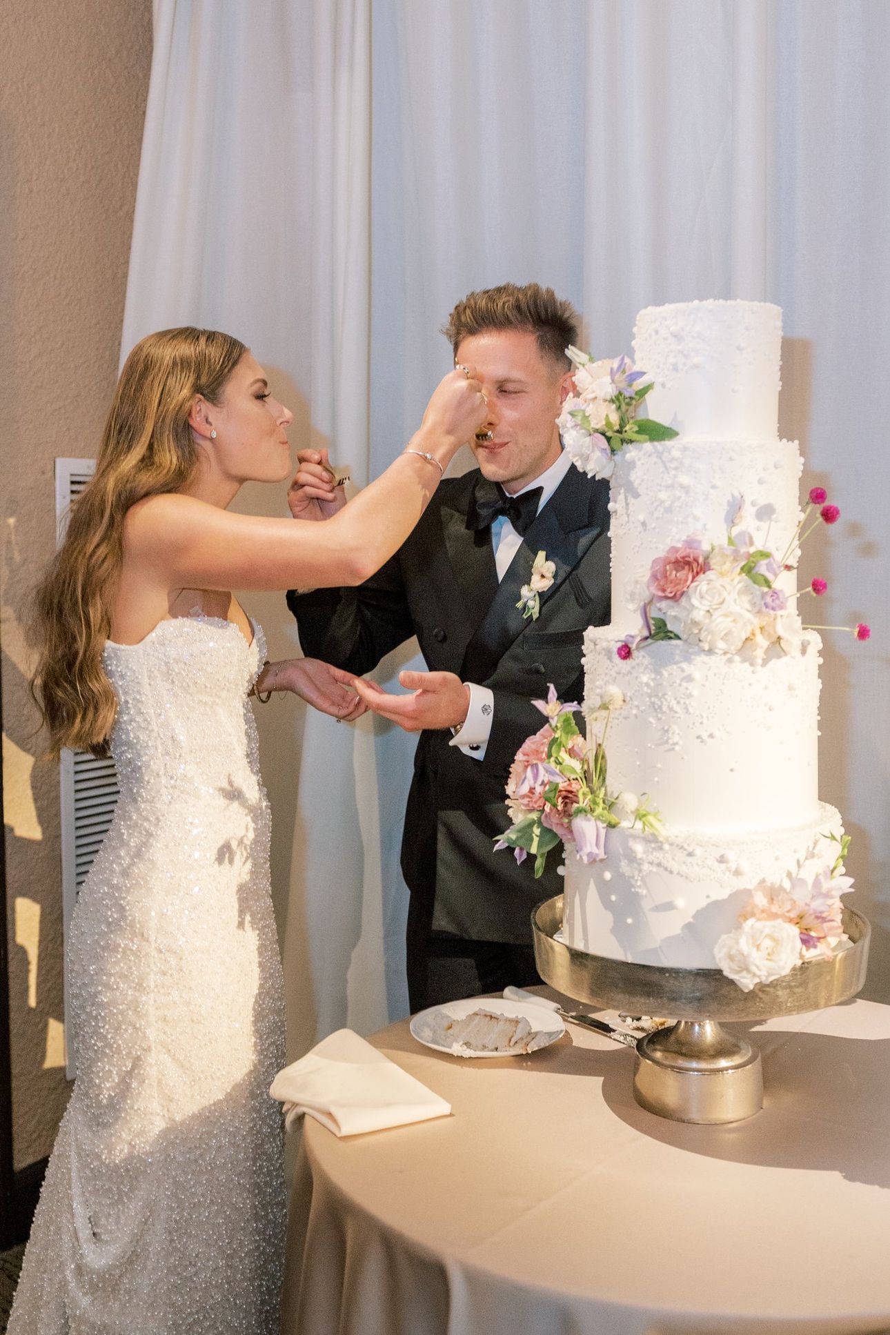 2025-01/18 - © 2023 Ashley Nicole Creative - Amanda + Davis Wedding - Cake Cutting.jpg