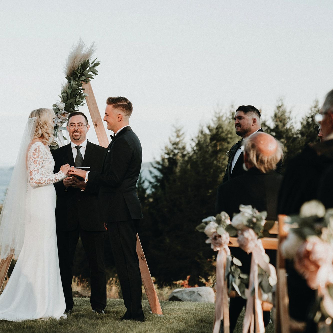 field/seattlebridemag_com_239elwb01_blackmesh_com/2021/image/2021-05-25_0002.jpg