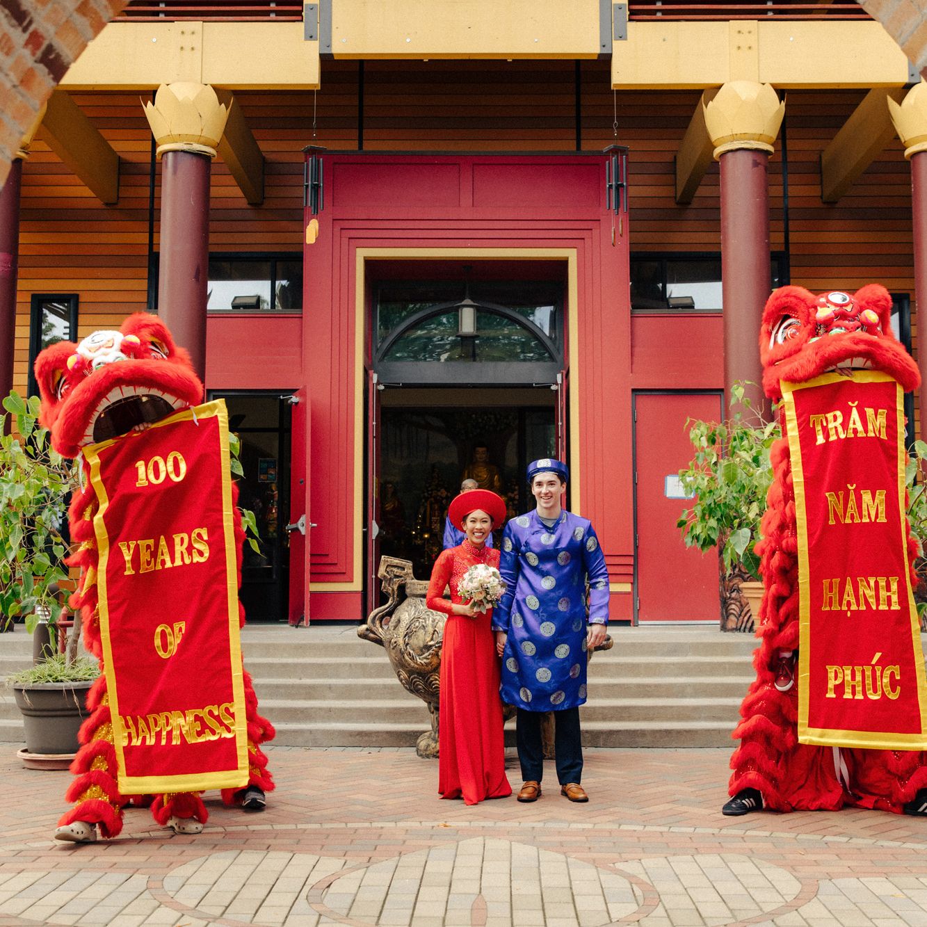 Chonhanh and Nicholas pose in front of the Chua Phat An for their vibrant Le Cuoi