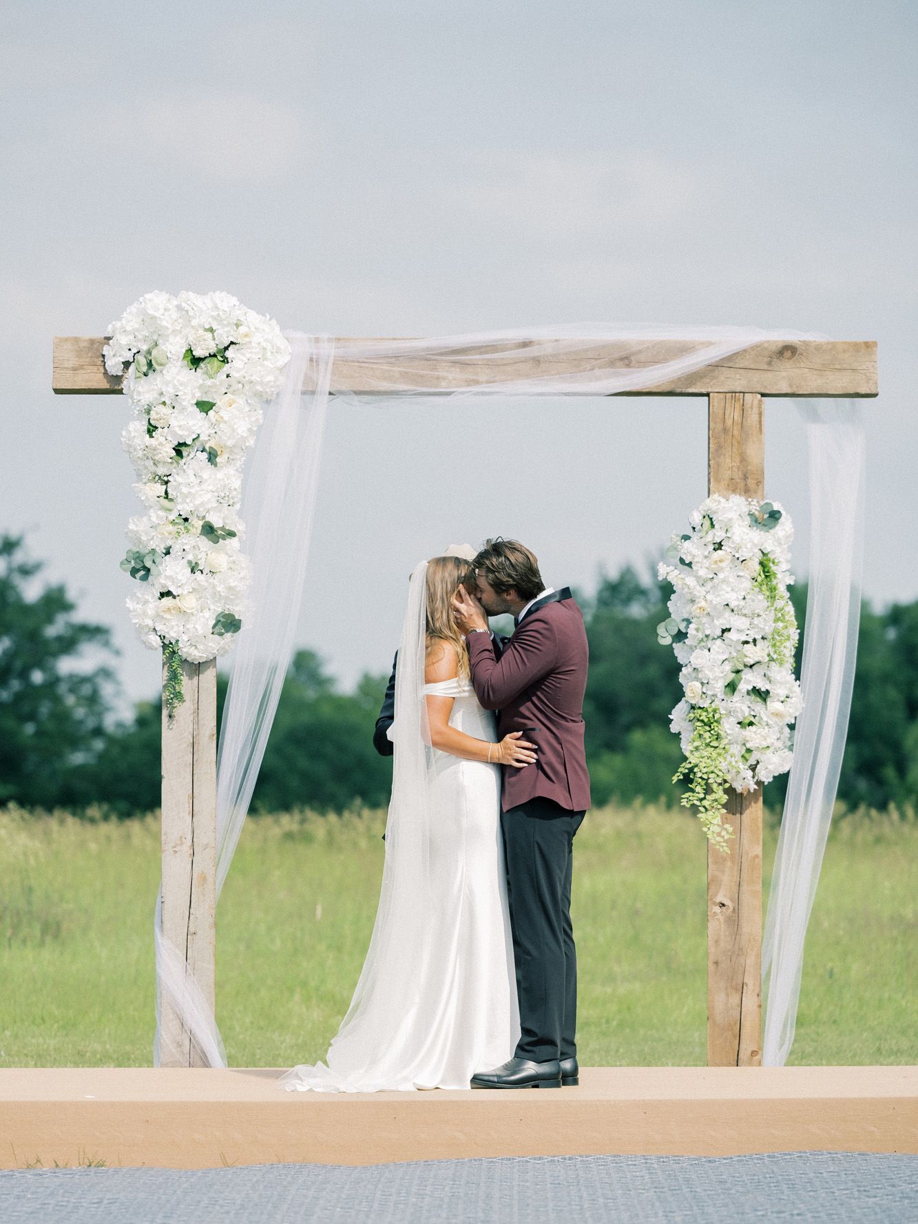 2026-03/LivByGrace-Minnesota-Wedding-Photographer-Emily&Riley-Previews-60.jpg