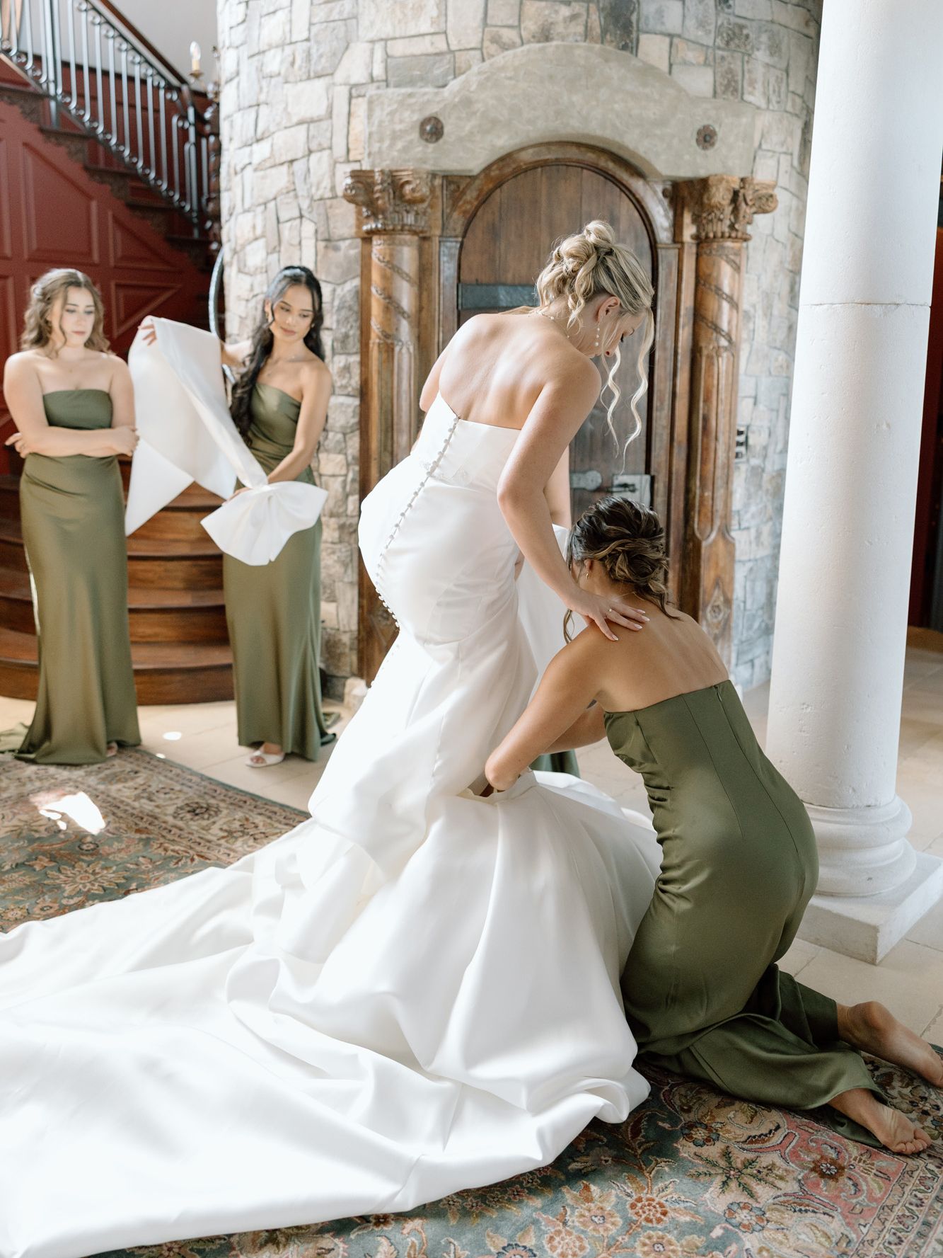 2026-08/EMILY B. PHOTO CO. -- Oregon Wedding Photographer -- Lindsey + Scott -- Chateau De Harpe -- GETTING READY-115_0.jpg