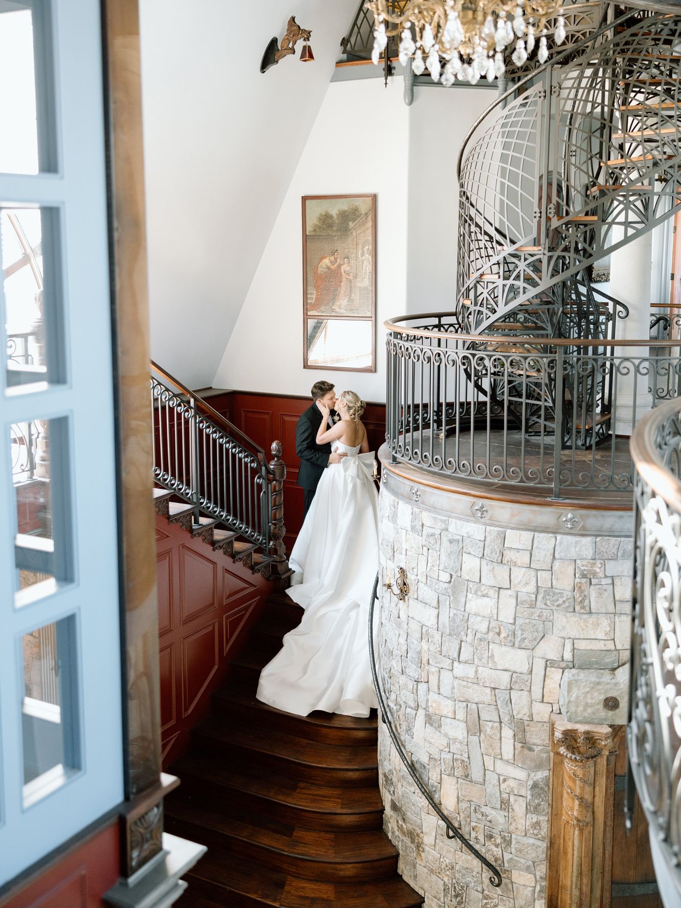 2026-08/EMILY B. PHOTO CO. -- Oregon Wedding Photographer -- Lindsey + Scott -- Chateau De Harpe -- BRIDALS-17.jpg