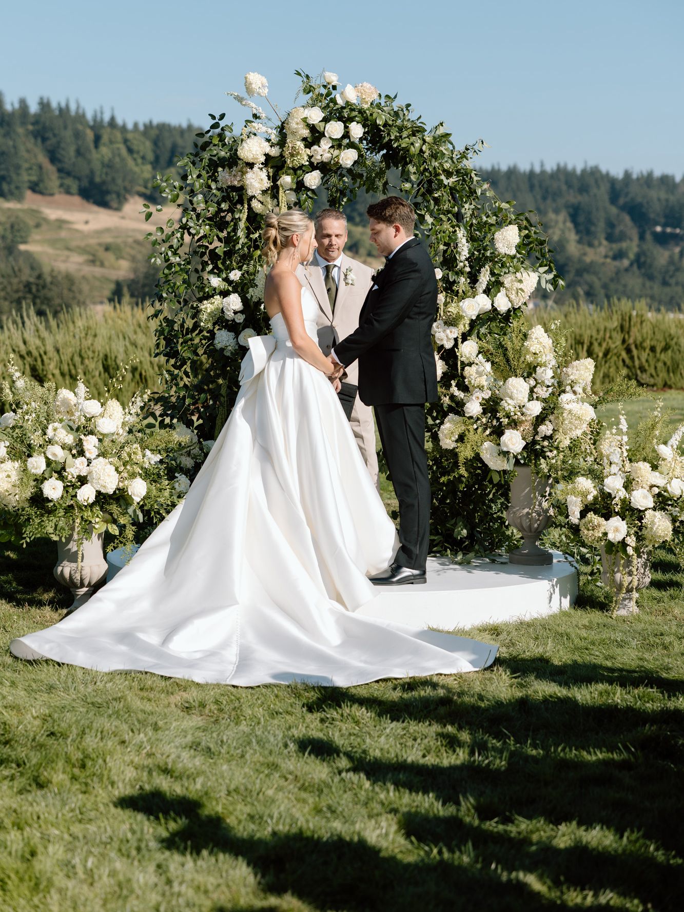 2026-08/EMILY B. PHOTO CO. -- Oregon Wedding Photographer -- Lindsey + Scott -- Chateau De Harpe -- CEREMONY-68.jpg