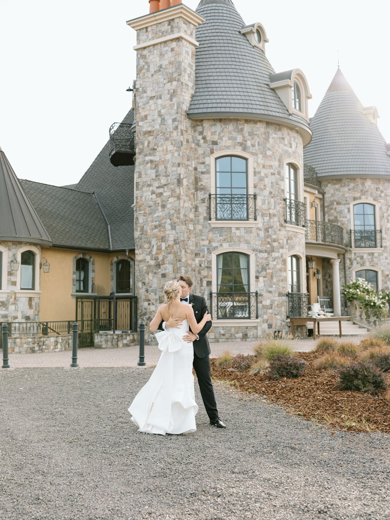 2026-08/EMILY B. PHOTO CO. -- Oregon Wedding Photographer -- Lindsey + Scott -- Chateau De Harpe -- BRIDALS-145.jpg