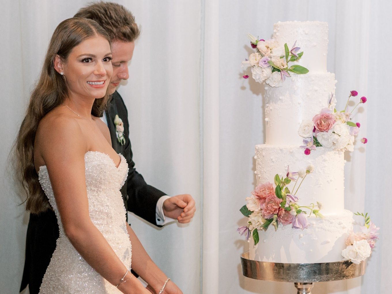 2025-01/34 - © 2023 Ashley Nicole Creative - Amanda + Davis Wedding - Cake Cutting_1.jpg