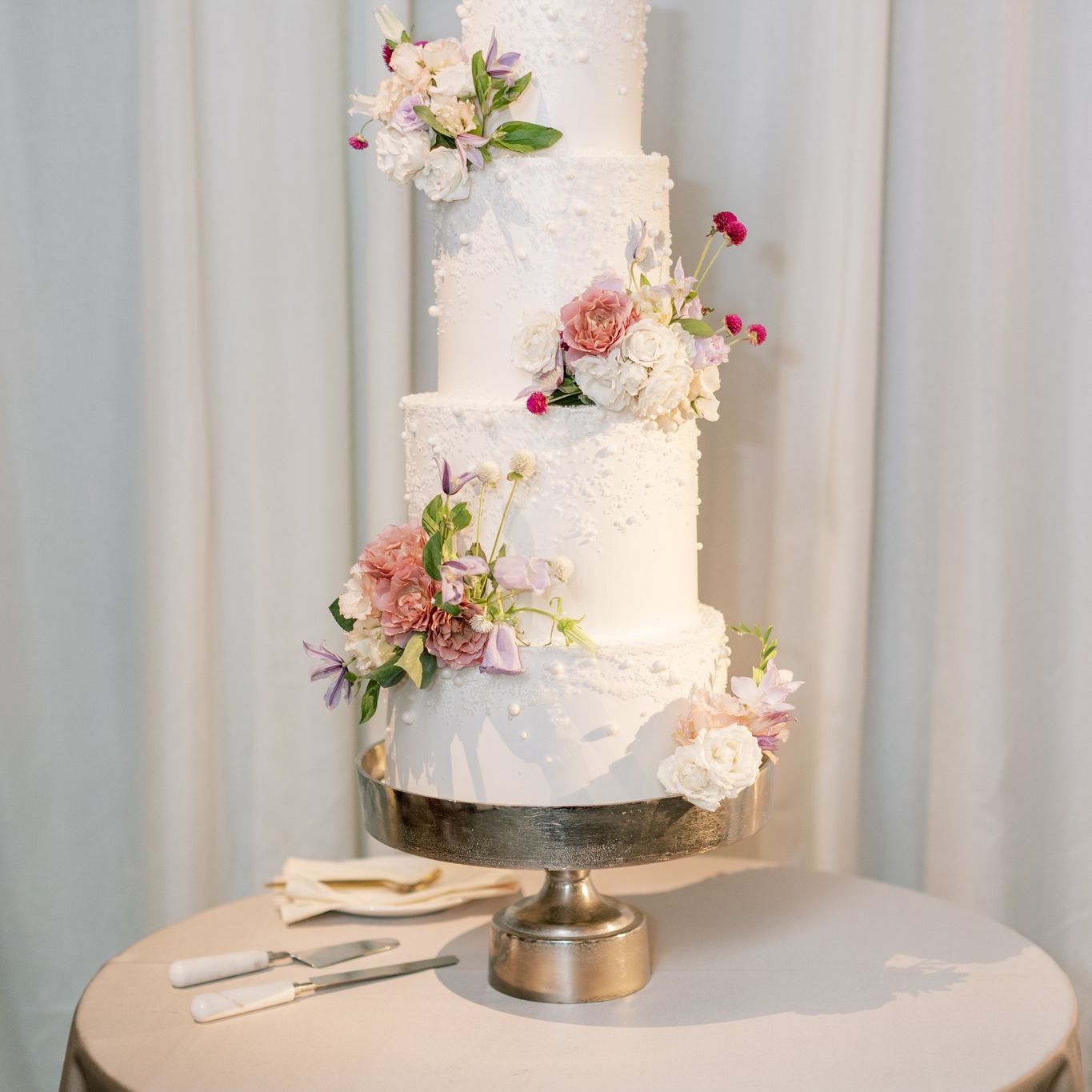 2025-01/03 - © 2023 Ashley Nicole Creative - Amanda + Davis Wedding - Cake Cutting_0.jpg