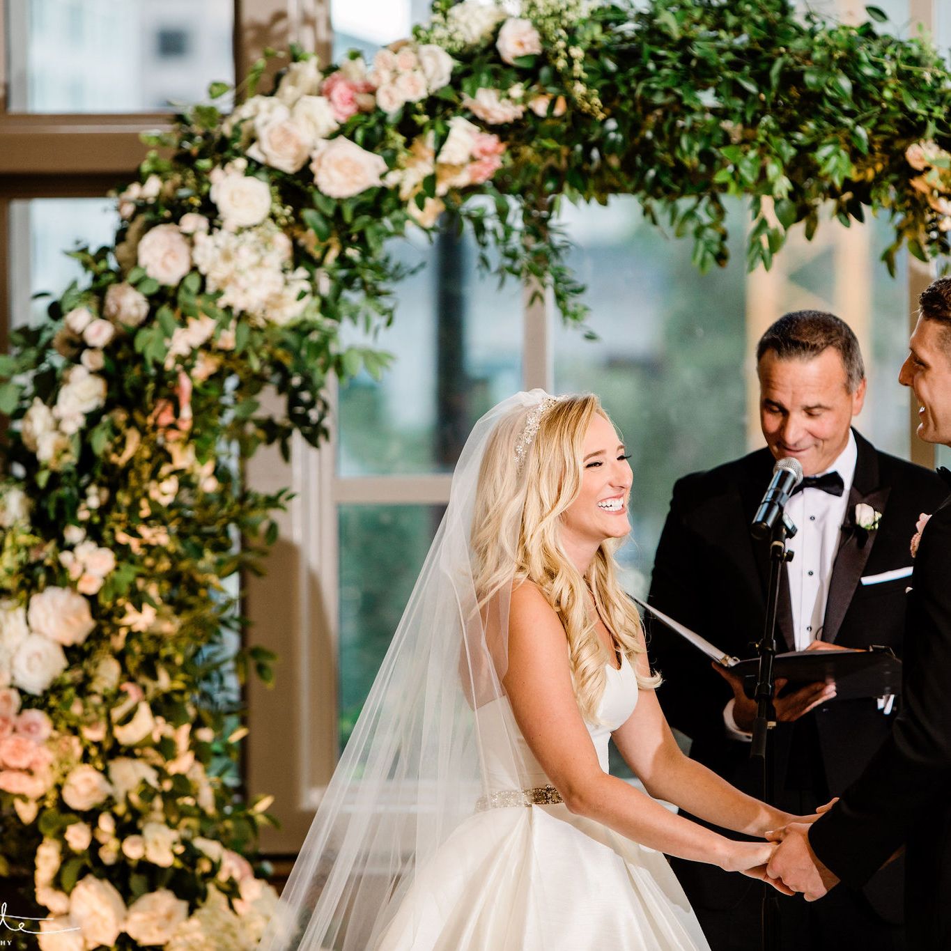 field/seattlebridemag_com_239elwb01_blackmesh_com/2019/image/kelcon_alante_0J9A7050.jpg