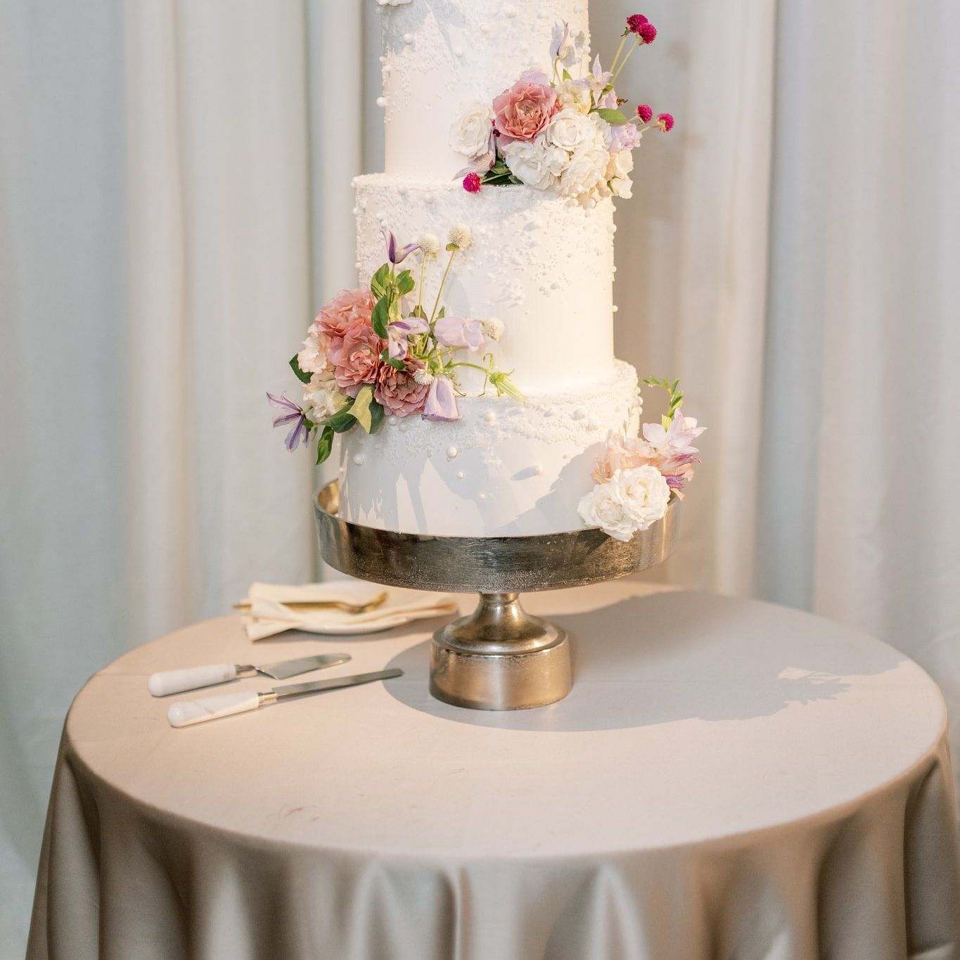 2025-01/03 - © 2023 Ashley Nicole Creative - Amanda + Davis Wedding - Cake Cutting_0.jpg