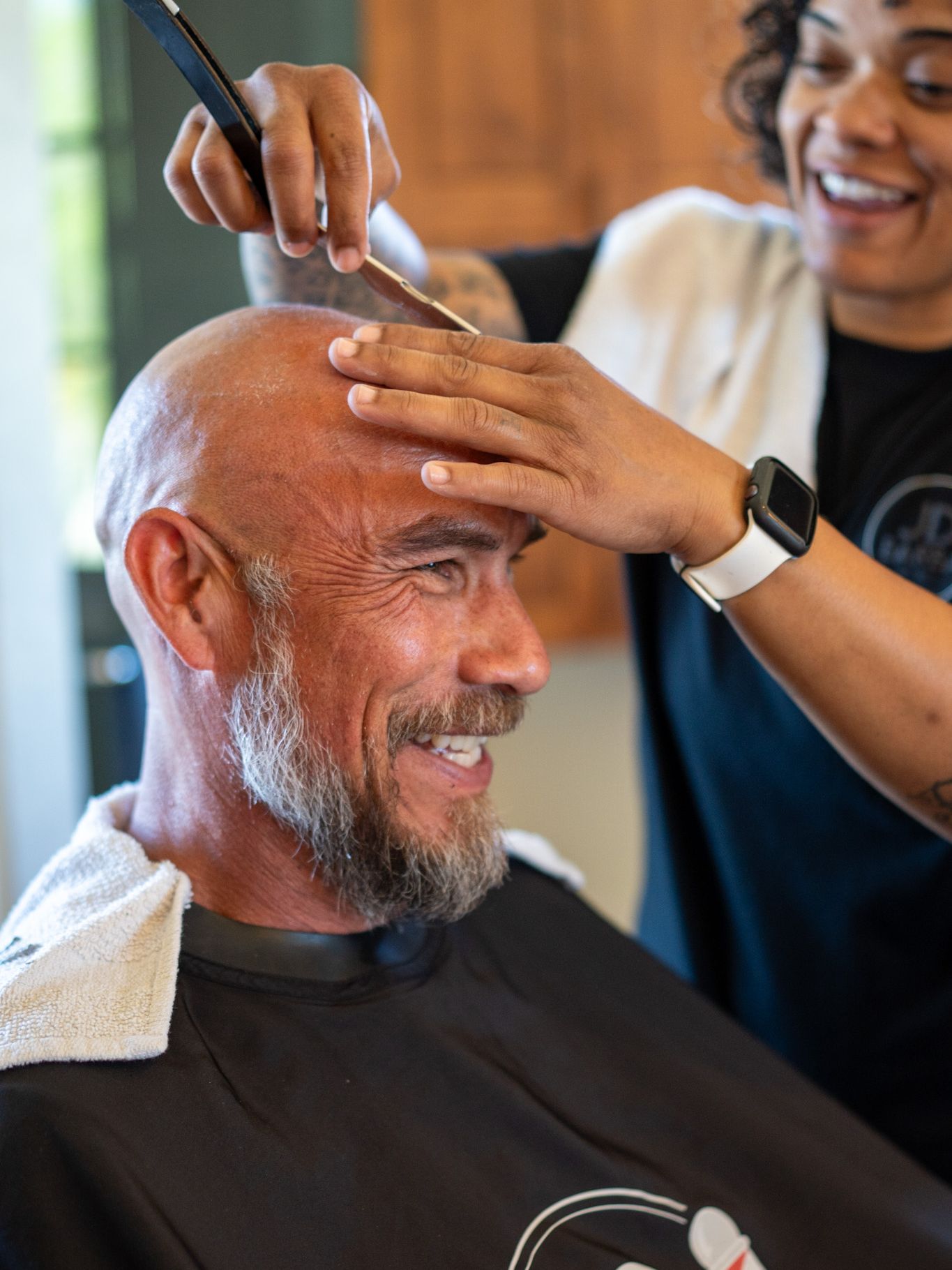 JD Barba provides a straight razor head shave as part of a luxury men’s grooming service