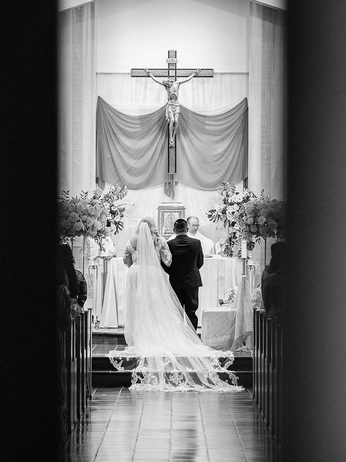 2024-02/VENUE_BY_THREE_PETALS_HUNTINGTON_BEACH_CALIFORNIA_WEDDING_PHOTOGRAPHY_ANH&ALAN_ENCOR_STUDIO_C1-201.jpg