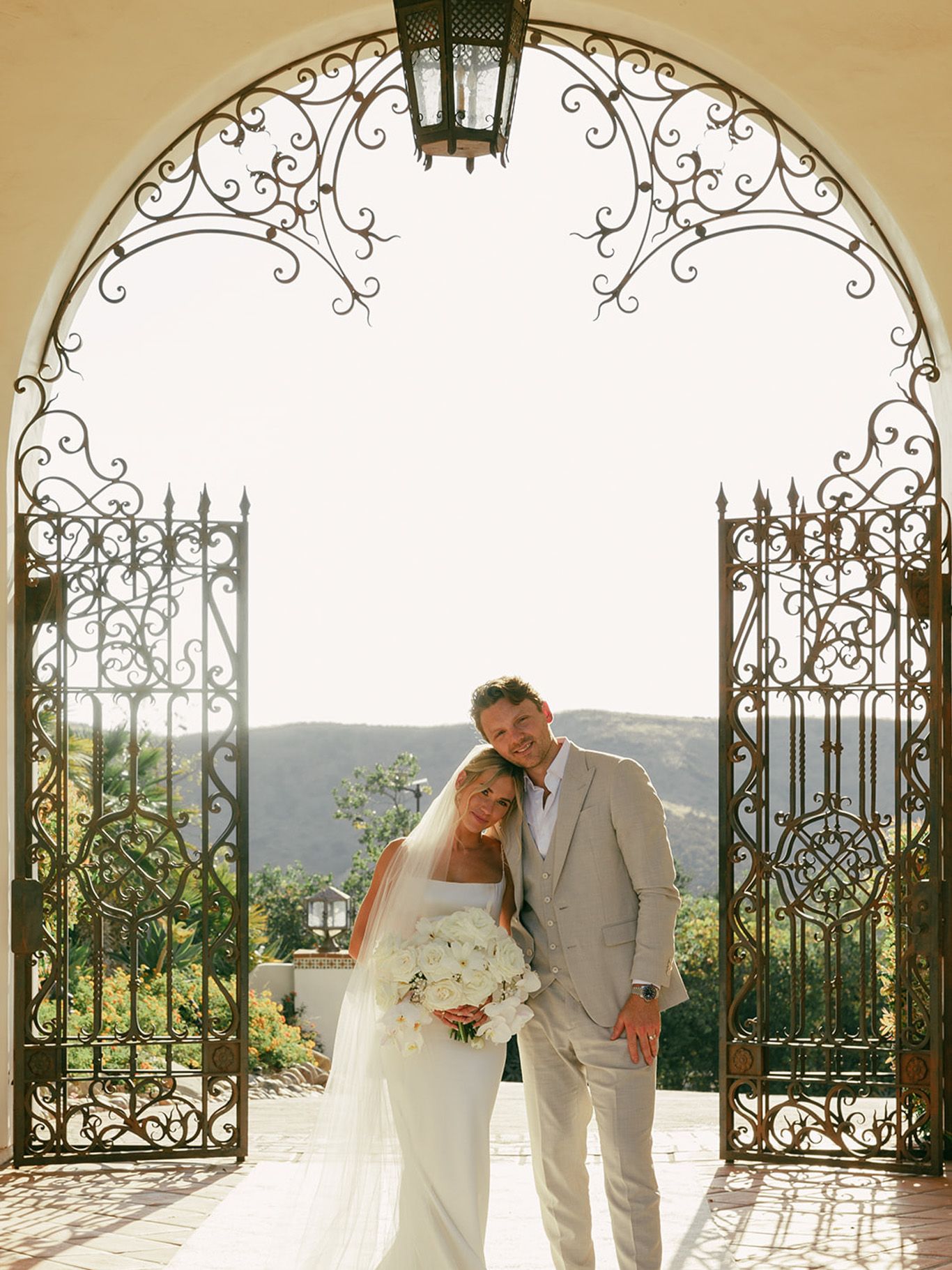 2023-09/los-angeles-hummingbird-nest-ranch-wedding-jessica-samson-reinhart-california-76.jpg