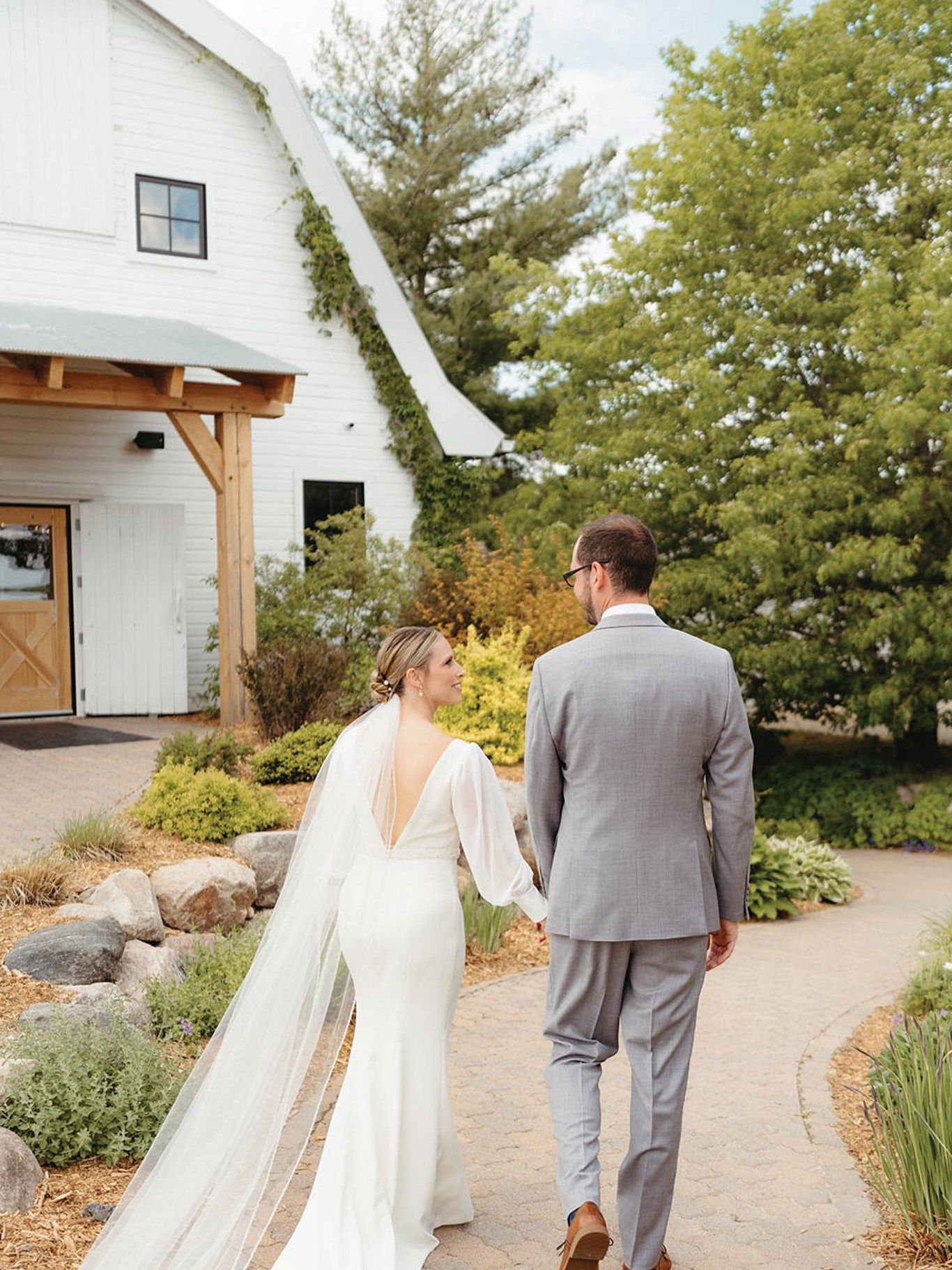 2024-01/gathered-oaks-minnesota-summer-wedding-bridals-125.jpg