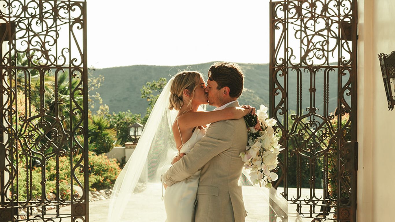 2023-09/hummingbird-nest-ranch-los-angeles-california-romantic-modern-wedding-film-timeless-652.jpg