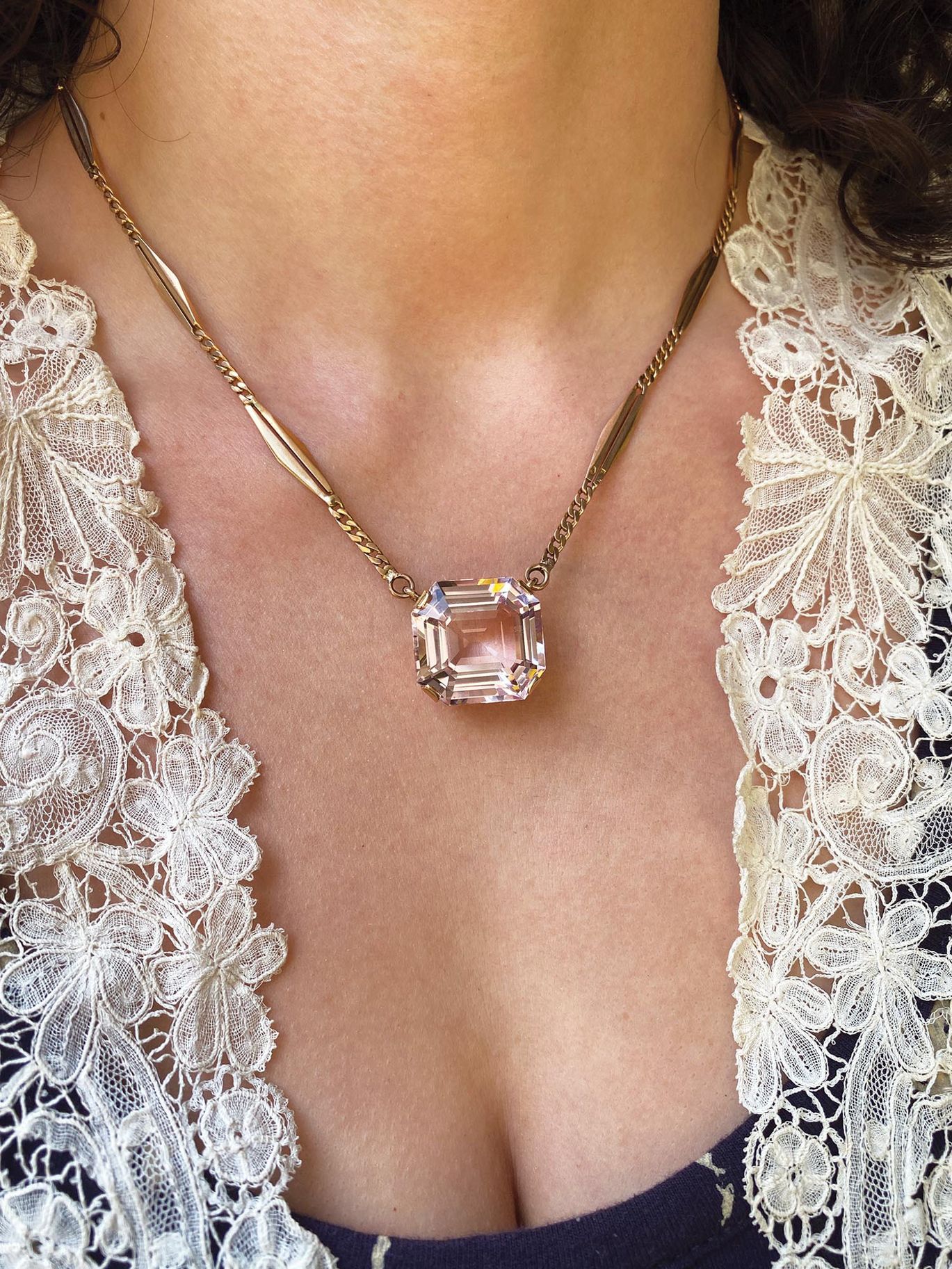 2023-11/Morganite pendant lace_1-2.jpg