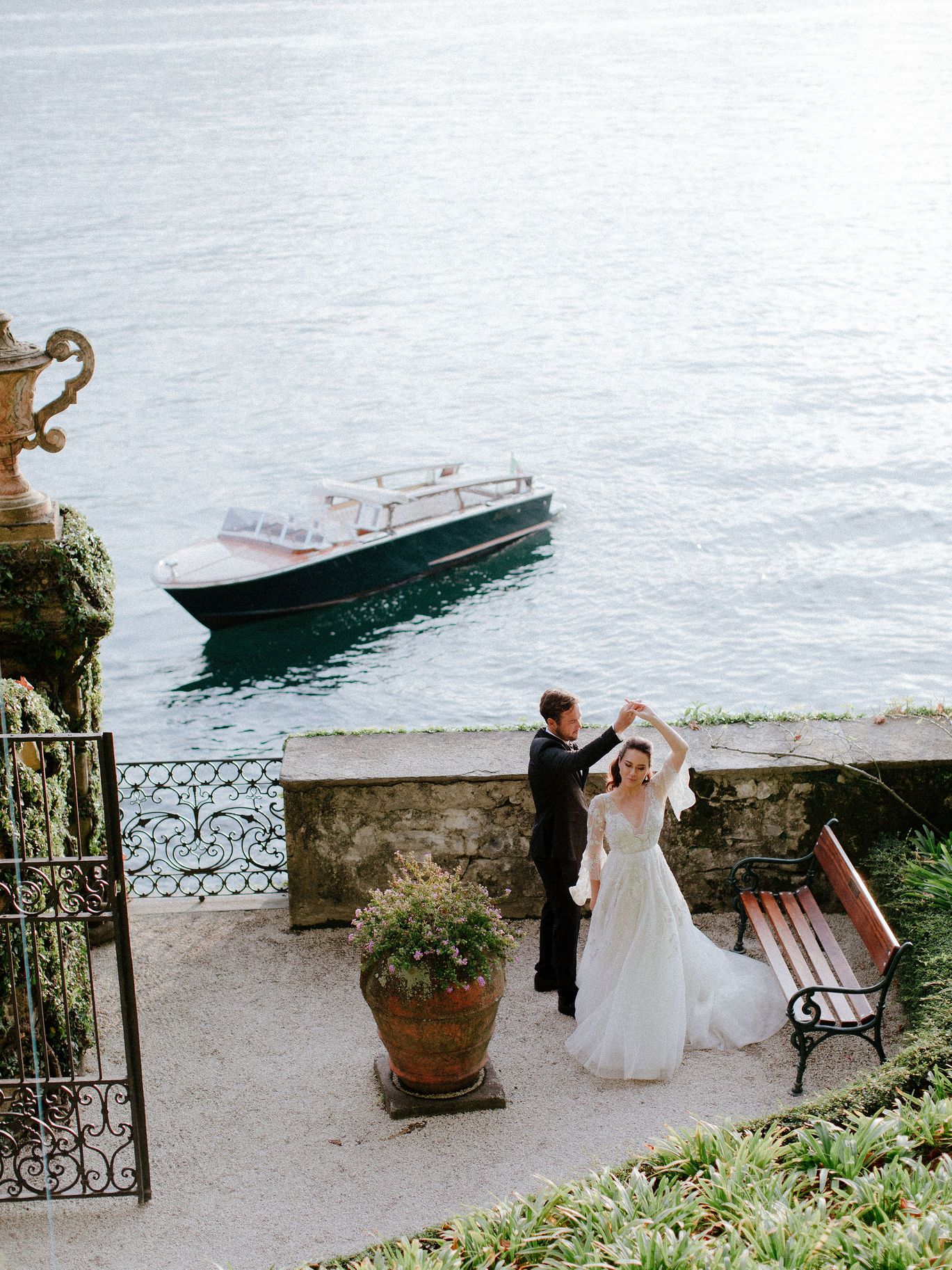 2024-08/Chris-J-Evans-lake-como-italy-lizandlevi-613.jpg