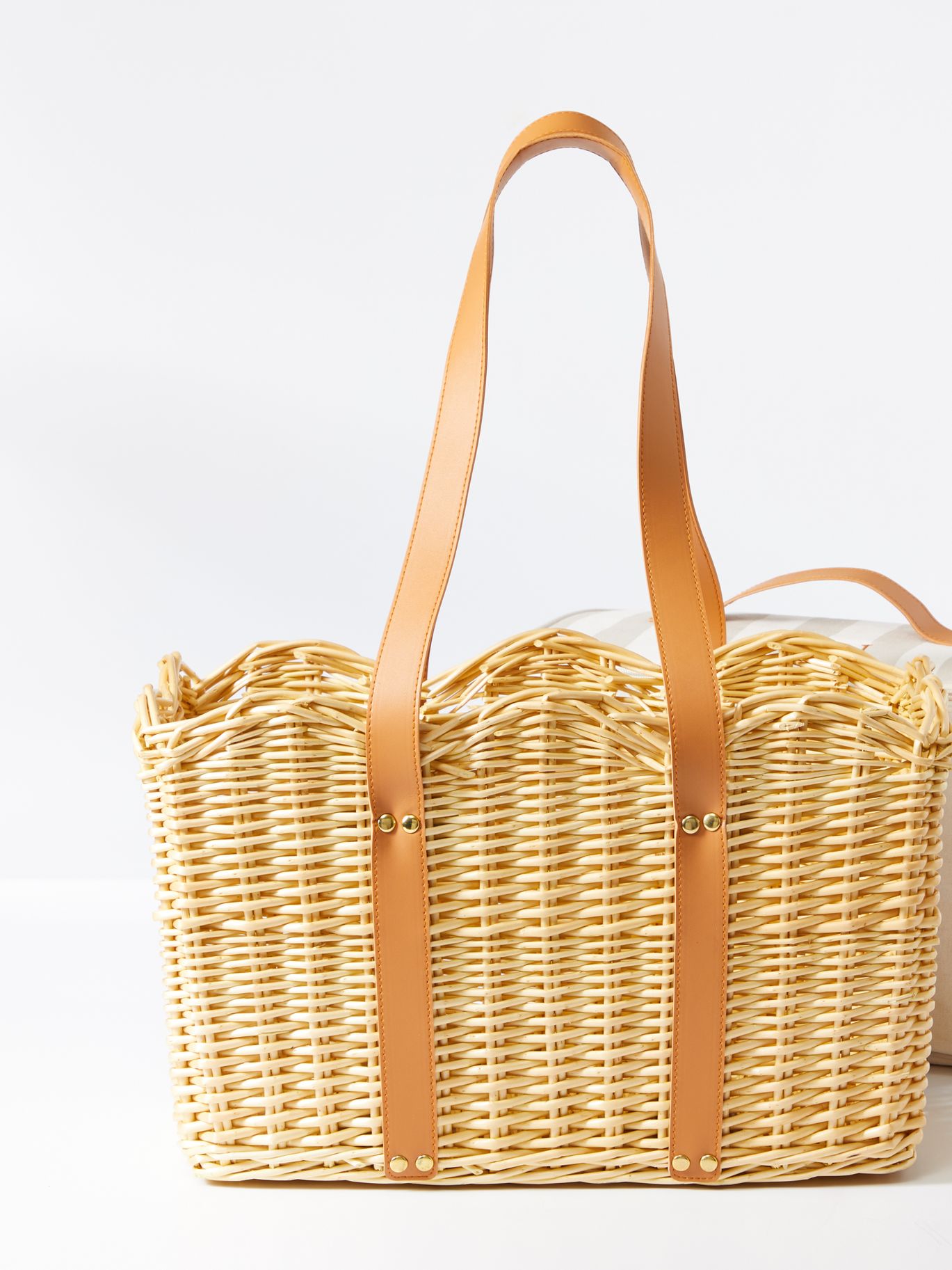 2024-10/Wavy_Wicker_Insulated_Picnic_Basket_Stripe_Flax_White_9916608_SPR24_2000x2000_Grey_0.jpg