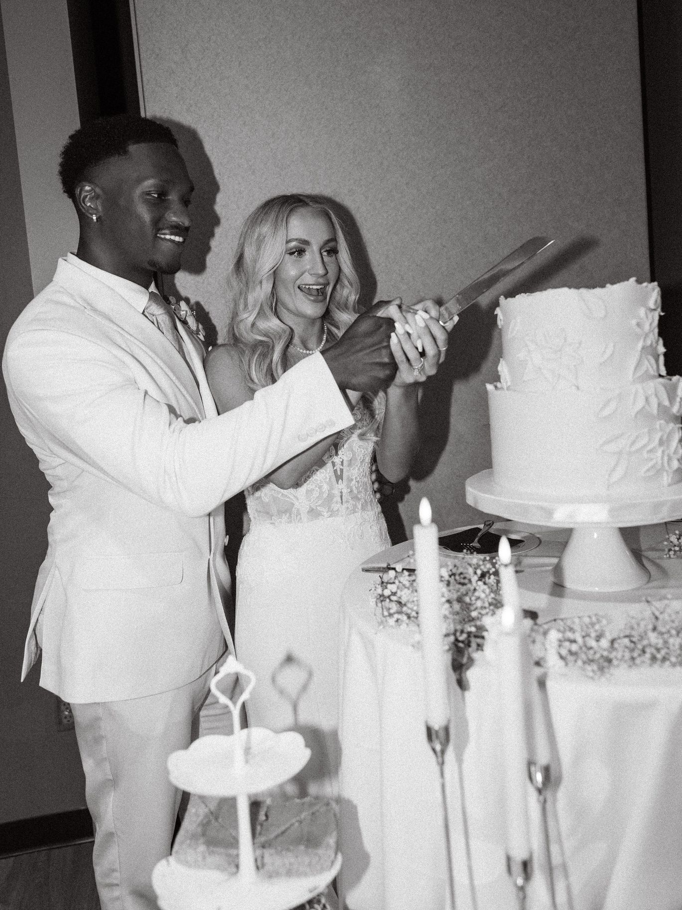 2025-02/Mo+MadisonBarry-AViewWestShoresWedding-WaterlooNebraskaPhotographer-435.jpg