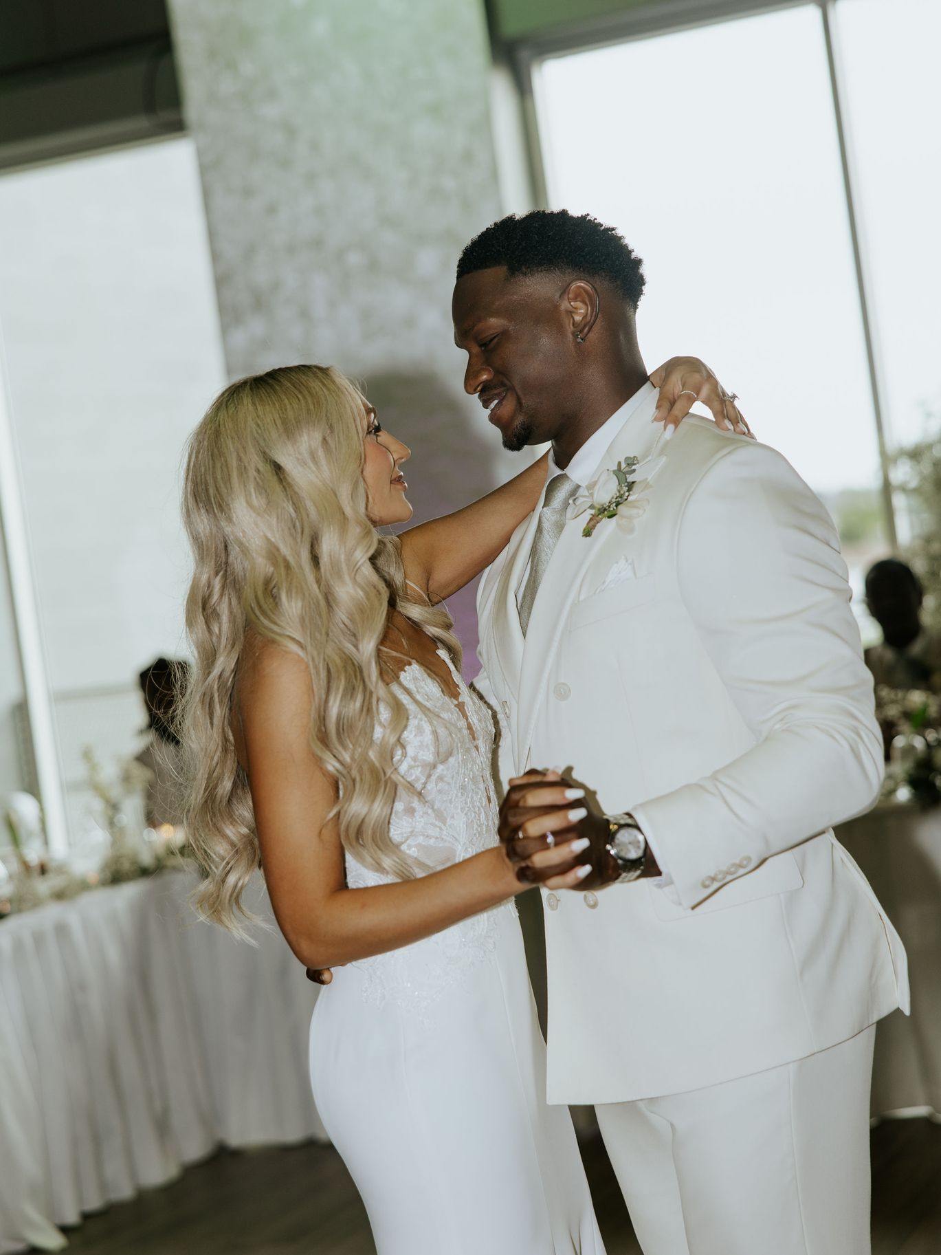 2025-02/Mo+MadisonBarry-AViewWestShoresWedding-WaterlooNebraskaPhotographer-345.jpg
