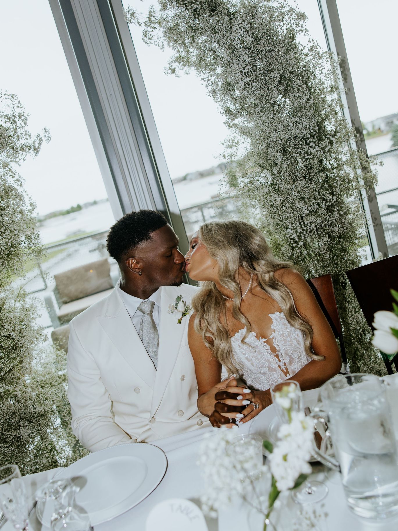 2025-02/Mo+MadisonBarry-AViewWestShoresWedding-WaterlooNebraskaPhotographer-376.jpg