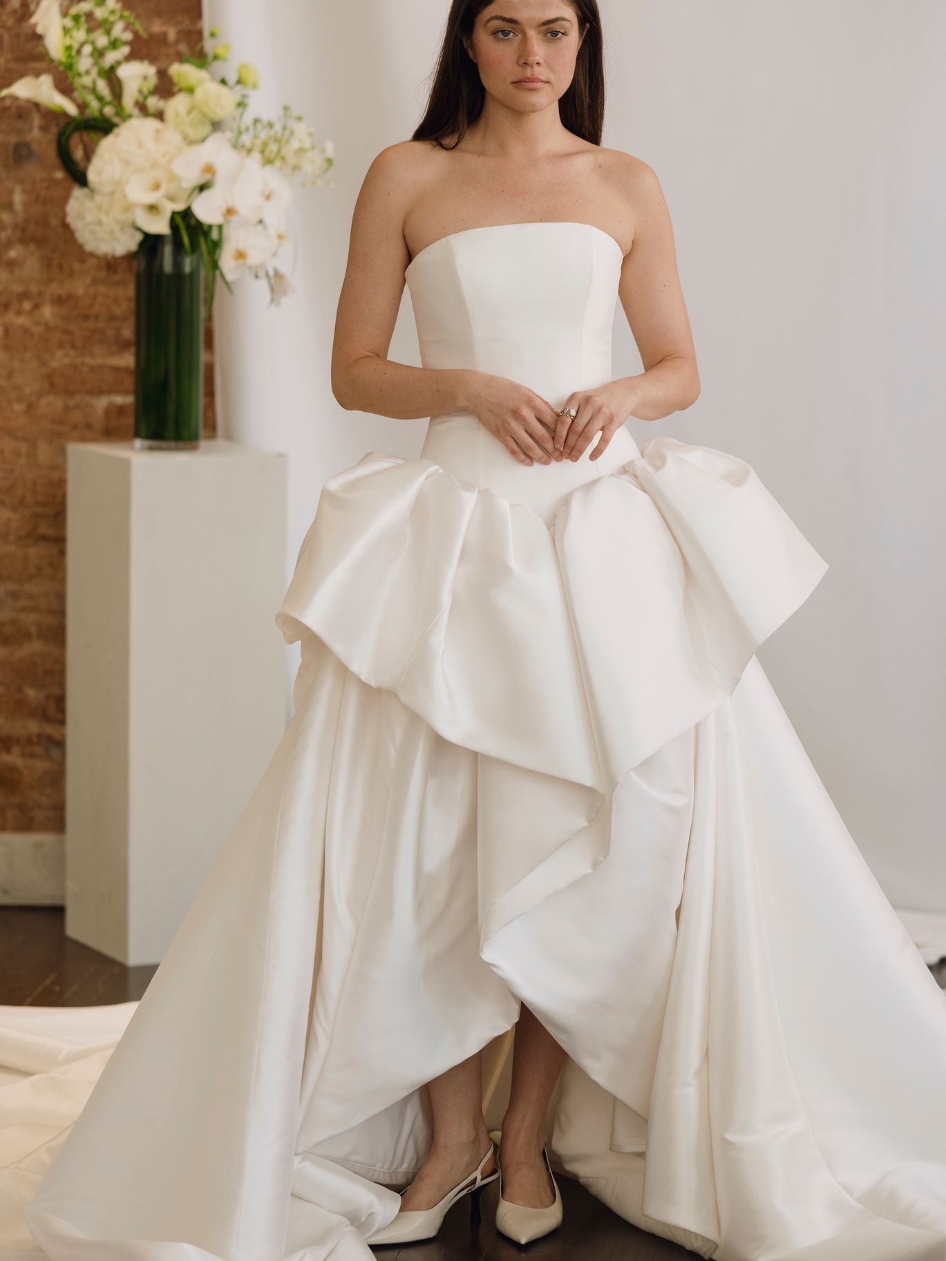 2026-04/viktor-rolf-sculptural-strapless-wedding-dress-nybfw-2026.jpg