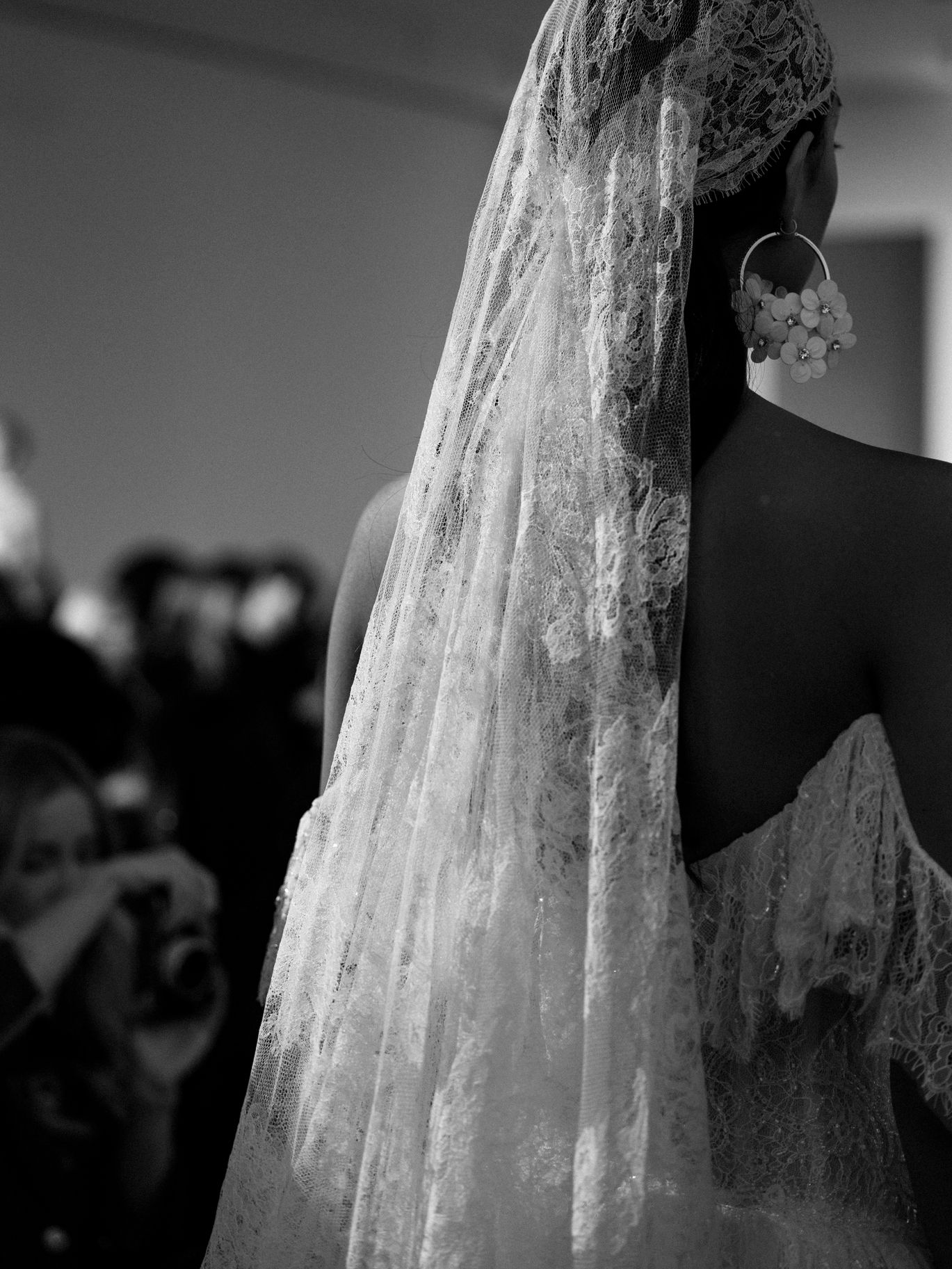 2026-04/lihi-hod-wedding-veil-back-view-bridal-look.jpg