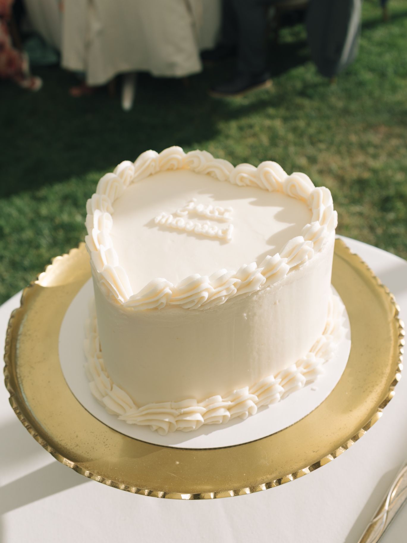 2026-05/seattle-tennis-club-washington-wedding-photographer-cake-cutting-2.jpg
