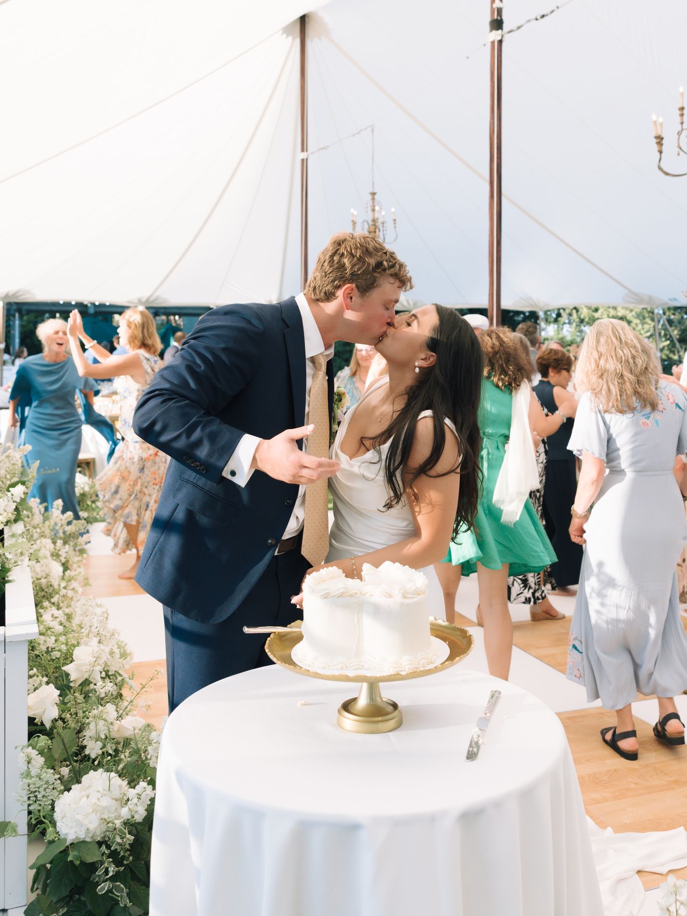 2026-05/seattle-tennis-club-washington-wedding-photographer-cake-cutting-10.jpg