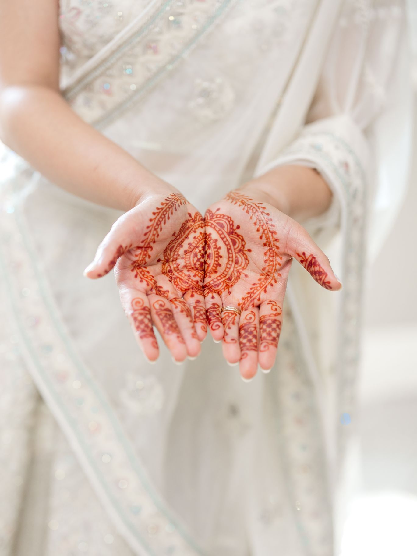 2026-07/beach-club-indian-fusion-wedding-kahani-events-alexandra-robyn-520.jpg