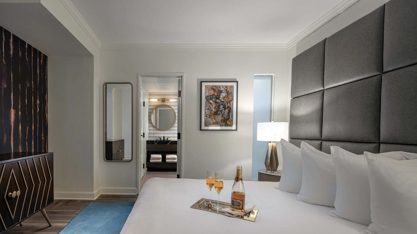 2025-07/deco-king-suite-champagne-scaled.jpg