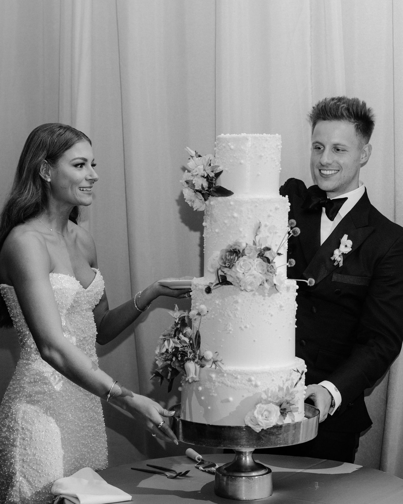 2025-01/38 - © 2023 Ashley Nicole Creative - Amanda + Davis Wedding - Cake Cutting.jpg