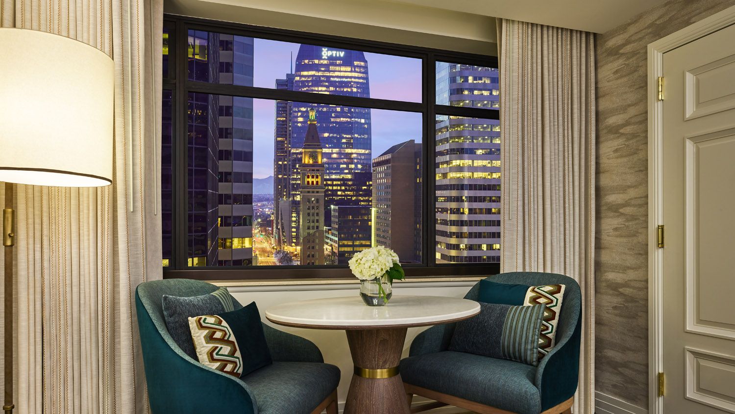 2024-09/23.02-RitzCarlton-Denver-QueenQueen-Sitting_Area.jpg