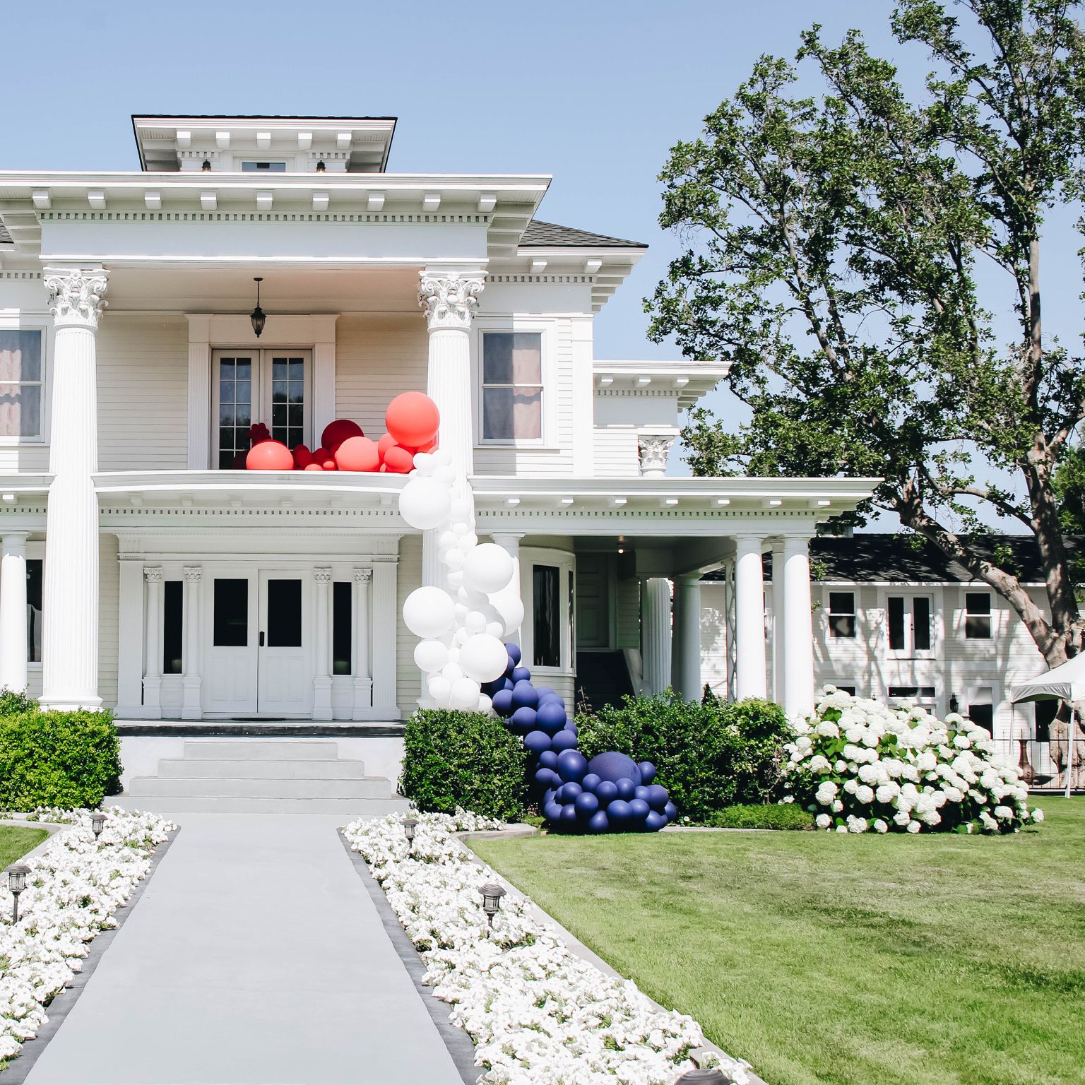 field/seattlebridemag_com_239elwb01_blackmesh_com/2019/image/238 (1 of 1).jpg