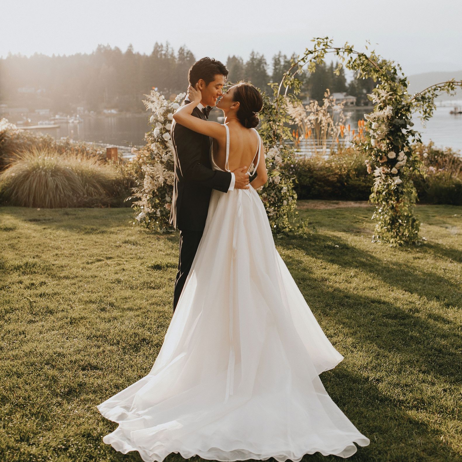 field/seattlebridemag_com_239elwb01_blackmesh_com/2021/image/2021-06-30_0001.jpg