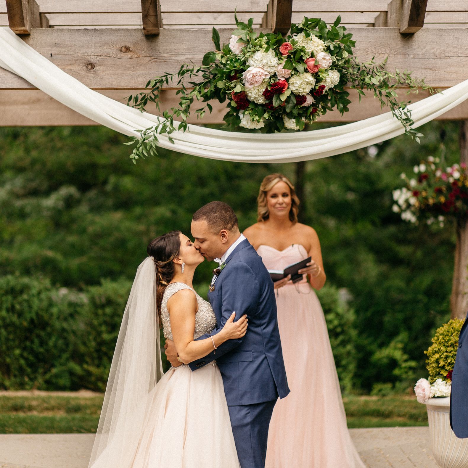 field/seattlebridemag_com_239elwb01_blackmesh_com/2019/image/danielle_lenza_736.jpg