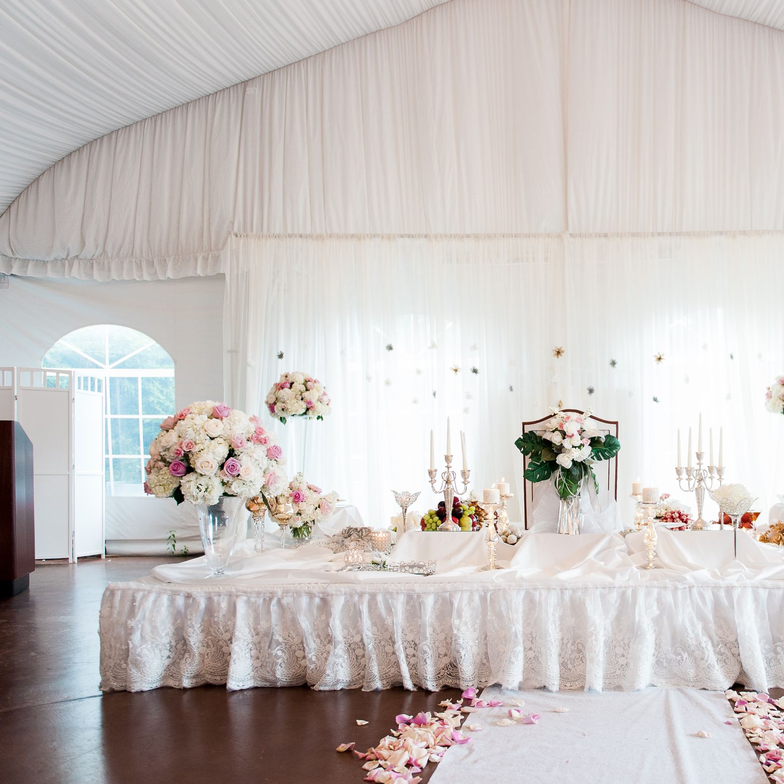 field/sandbox_californiaweddingday_com_239elwb01_blackmesh_com/2019/image/BOSRC_P237_Nazanin_Erfan_Wedding_Aisle_Table.jpg