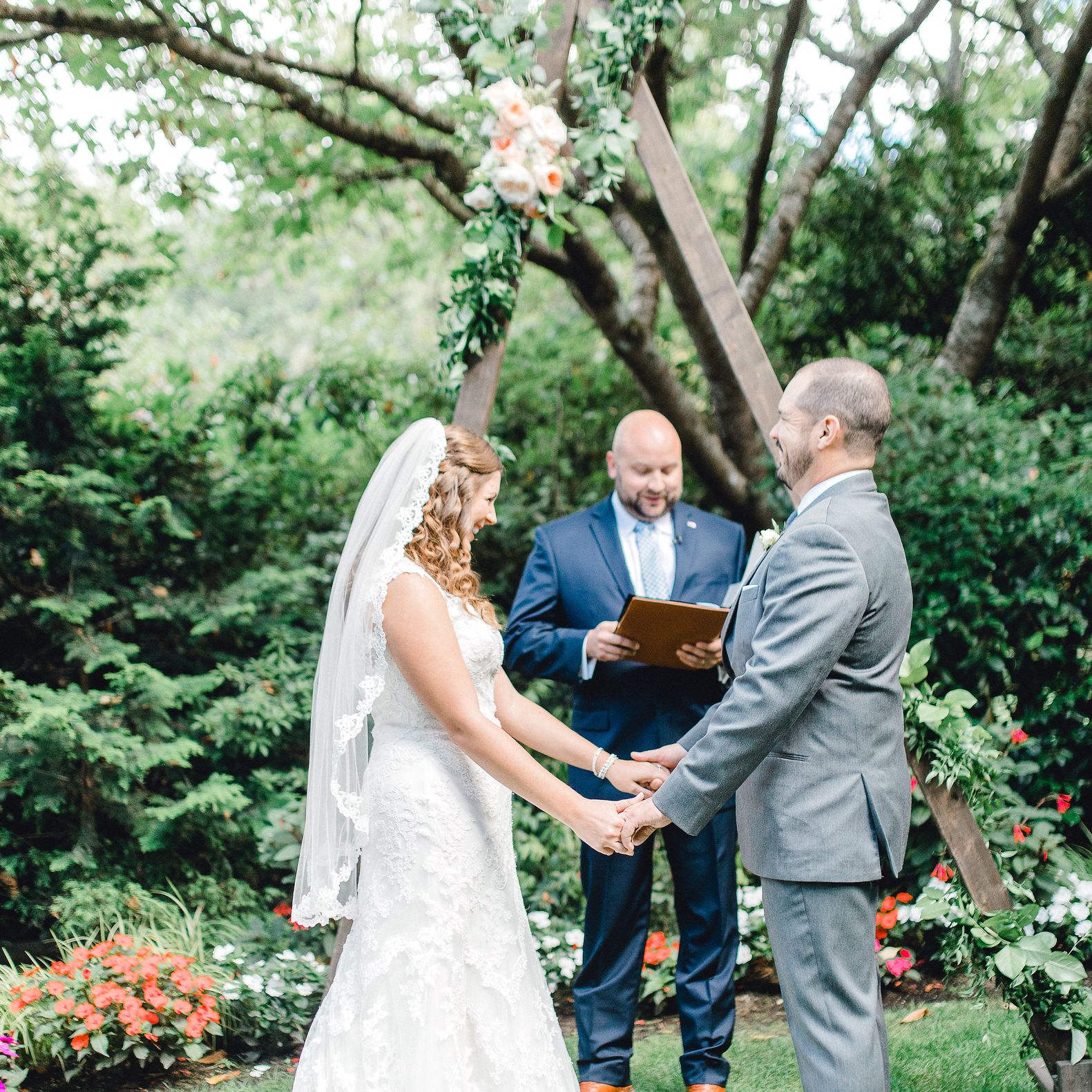 field/seattlebridemag_com_239elwb01_blackmesh_com/2019/image/emmarosecompany_katiematt-3358.jpg