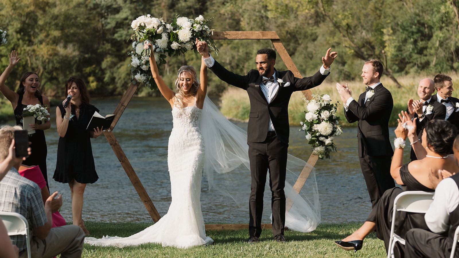 2024-12/wisconsin-fall-wedding-la-pointe-somerset-70_websize_0.jpg