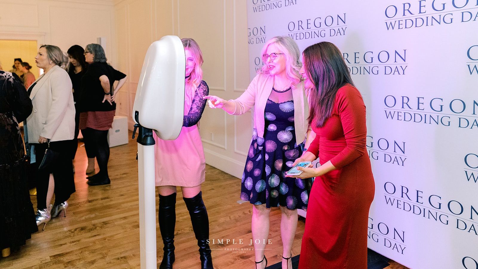 2025-01/Simple-Joie-Photography-Oregon-Wedding-Day-Release-Party-The-Arc-Light-138.jpg