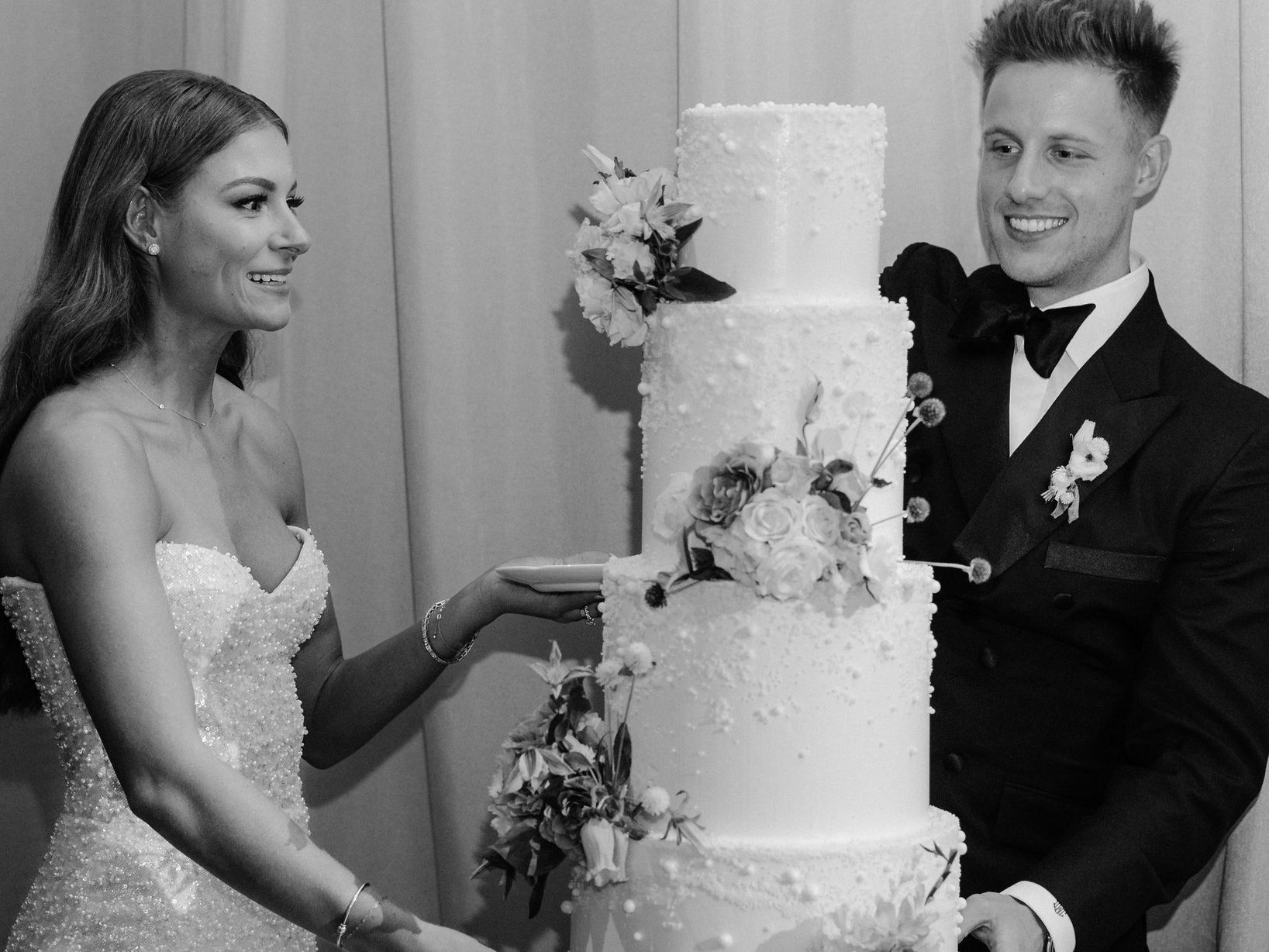 2025-01/38 - © 2023 Ashley Nicole Creative - Amanda + Davis Wedding - Cake Cutting.jpg