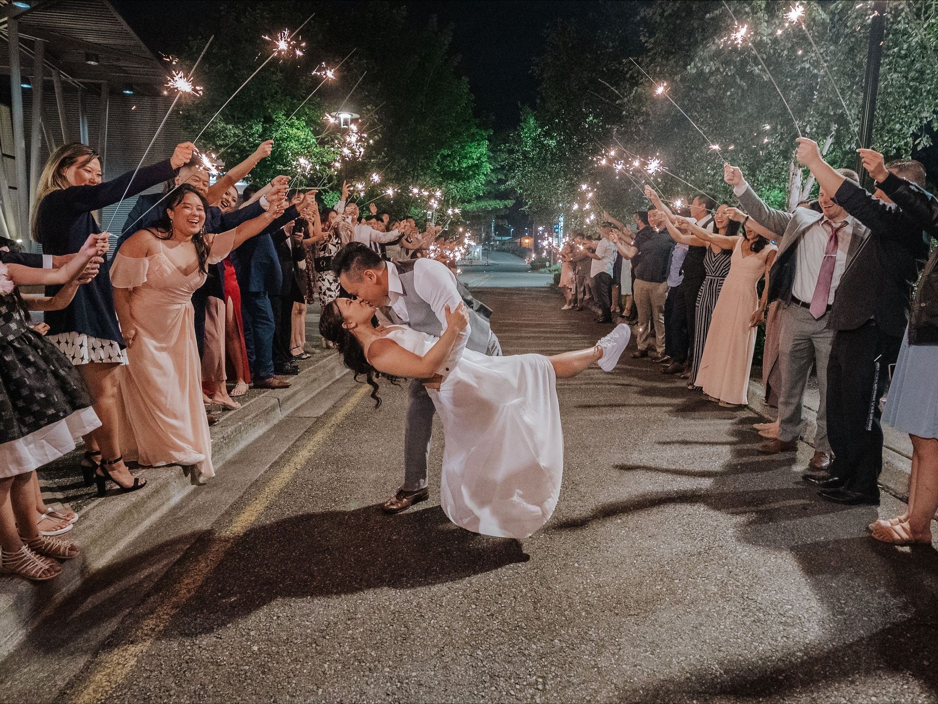 2025-11/wedding kiss.jpg
