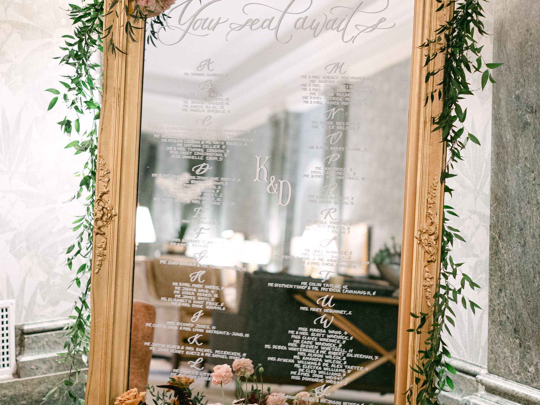 2026-06/shescloudy alligraphy_seating chart mirror for wedding.jpg
