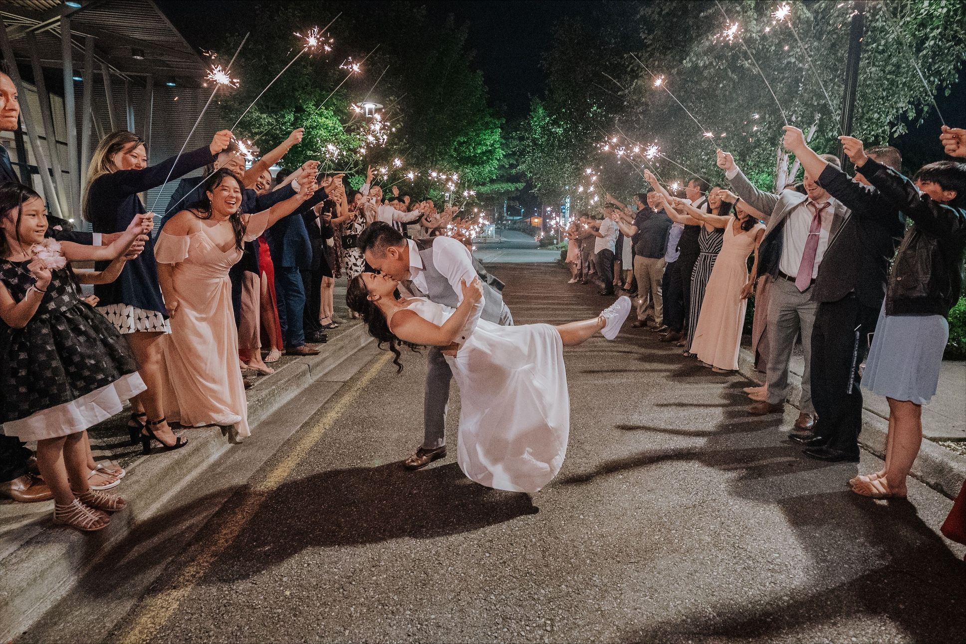 2025-11/wedding kiss.jpg