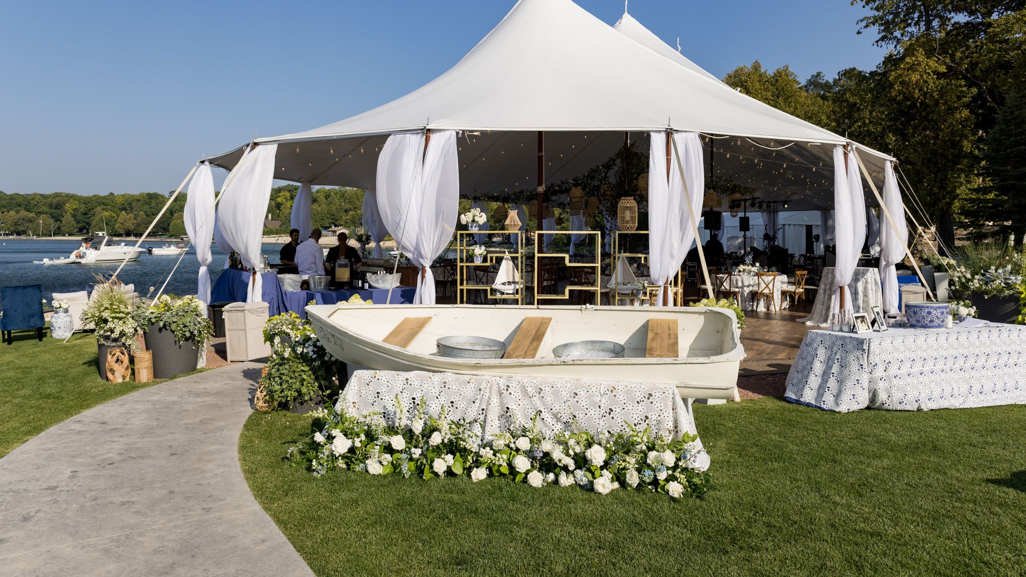 2023-12/Alpine Resort-Waterfront Wedding Tent1.jpg