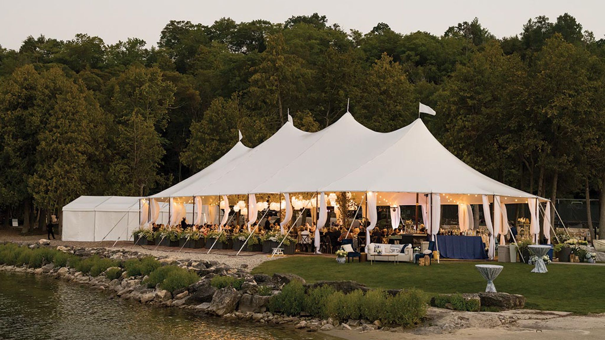 2023-12/Alpine Resort-Waterfront Wedding Tent_evening2.jpg
